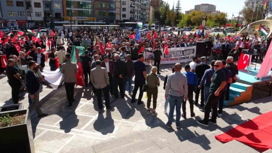 Filistin'e destek için yüzlerce kişi meydanı doldurdu