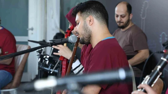 FÜ öğrencileri hipodromda mini konser verdi