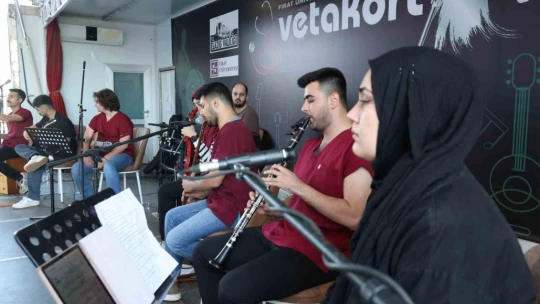 FÜ öğrencileri hipodromda mini konser verdi