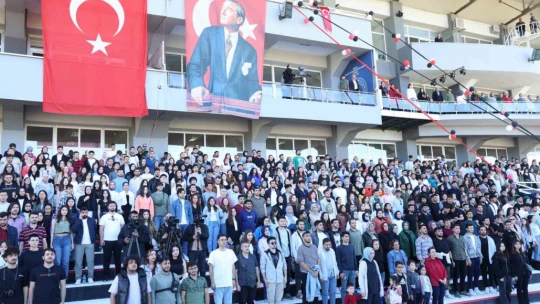 FÜ öğrencileri hipodromda mini konser verdi