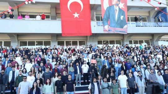 FÜ öğrencileri hipodromda mini konser verdi