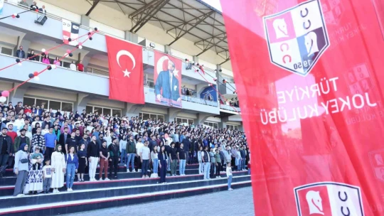 FÜ öğrencileri hipodromda mini konser verdi