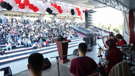 FÜ öğrencileri hipodromda mini konser verdi