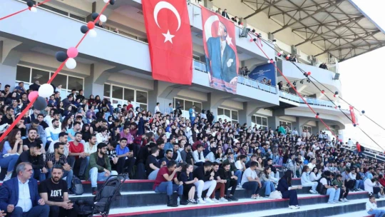FÜ öğrencileri hipodromda mini konser verdi