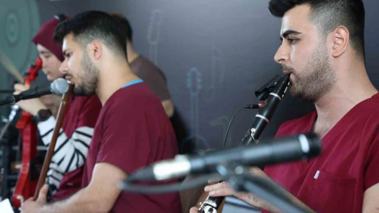 FÜ öğrencileri hipodromda mini konser verdi