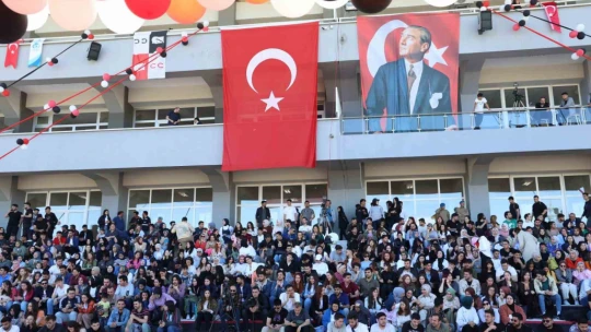 FÜ öğrencileri hipodromda mini konser verdi