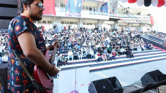 FÜ öğrencileri hipodromda mini konser verdi