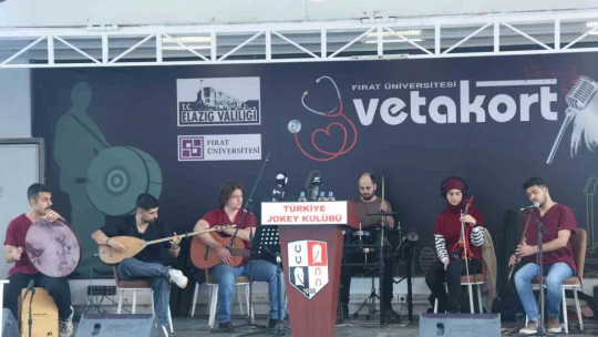 FÜ öğrencileri hipodromda mini konser verdi