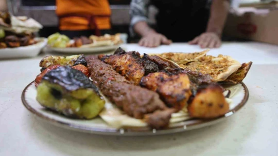 Fuat Usta'dan 'Ejderha Kebabı' kampanyası: Bin liralık tabağı 250 liraya sunuyor