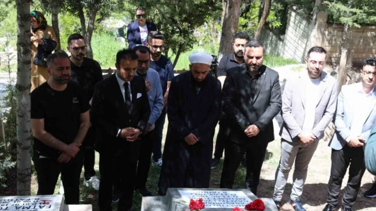 Gazeteci Yazar Mehmet Topal, kabri başında anıldı