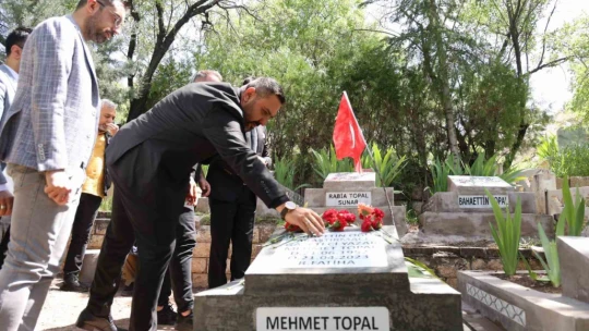 Gazeteci Yazar Mehmet Topal, kabri başında anıldı