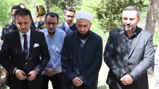 Gazeteci Yazar Mehmet Topal, kabri başında anıldı
