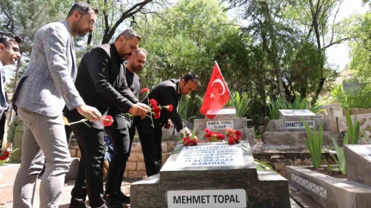 Gazeteci Yazar Mehmet Topal, kabri başında anıldı