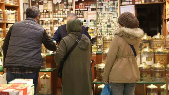 Geçmeyen girip  ve nezle için vatandaşlar aktarcılara akın etti