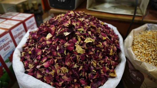 Geçmeyen girip  ve nezle için vatandaşlar aktarcılara akın etti