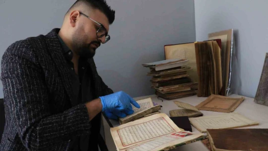 Genç doçent hayatını tarihi el yazması eserlere adadı