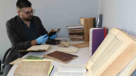 Genç doçent hayatını tarihi el yazması eserlere adadı