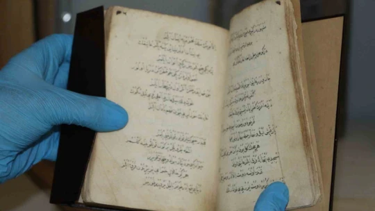 Genç doçent hayatını tarihi el yazması eserlere adadı