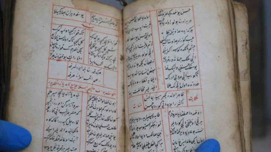 Genç doçent hayatını tarihi el yazması eserlere adadı