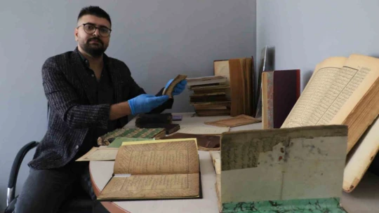 Genç doçent hayatını tarihi el yazması eserlere adadı