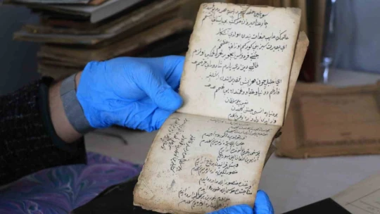 Genç doçent hayatını tarihi el yazması eserlere adadı