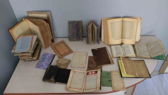 Genç doçent hayatını tarihi el yazması eserlere adadı