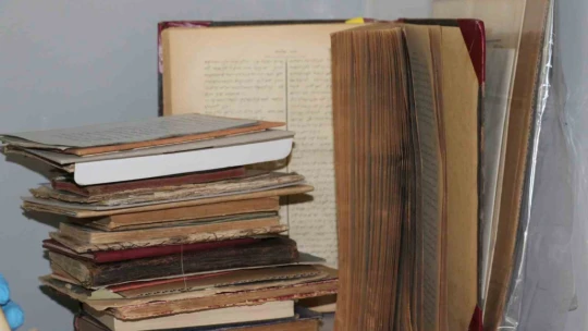 Genç doçent hayatını tarihi el yazması eserlere adadı