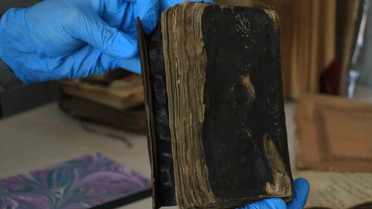 Genç doçent hayatını tarihi el yazması eserlere adadı