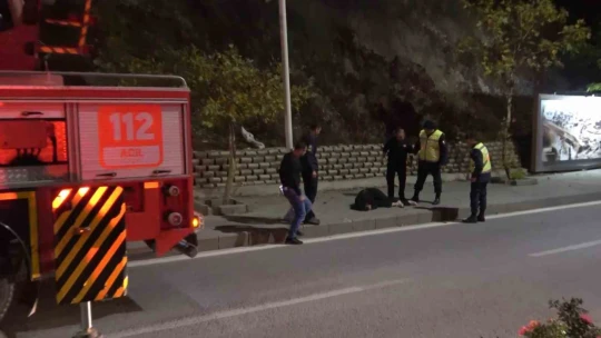 Genç kadın kayalıklardan kendini boşluğa bıraktı: O anlar kamerada