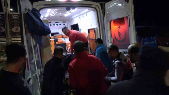 Genç kadın kayalıklardan kendini boşluğa bıraktı: O anlar kamerada