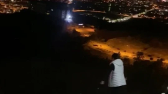 Genç kadın kayalıklardan kendini boşluğa bıraktı: O anlar kamerada