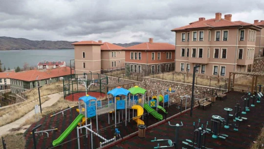 Göl manzaralı TOKİ konutlarında yaşayan depremzedeler: 'Ölünceye kadar devletimizin arkasındayız'
