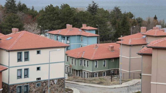 Göl manzaralı TOKİ konutlarında yaşayan depremzedeler: 'Ölünceye kadar devletimizin arkasındayız'