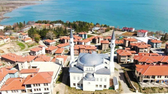 Göl manzaralı TOKİ konutlarında yaşayan depremzedeler: 'Ölünceye kadar devletimizin arkasındayız'