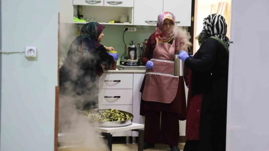 Gönüllü annelerin ellerinde pişen yemekler ihtiyaç sahiplerine ulaştırılıyor