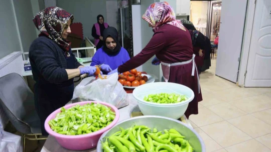 Gönüllü annelerin ellerinde pişen yemekler ihtiyaç sahiplerine ulaştırılıyor