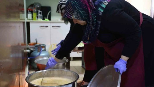 Gönüllü annelerin ellerinde pişen yemekler ihtiyaç sahiplerine ulaştırılıyor