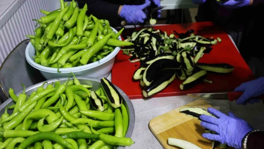 Gönüllü annelerin ellerinde pişen yemekler ihtiyaç sahiplerine ulaştırılıyor