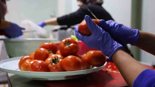 Gönüllü annelerin ellerinde pişen yemekler ihtiyaç sahiplerine ulaştırılıyor