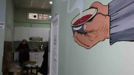 Gönüllü annelerin ellerinde pişen yemekler ihtiyaç sahiplerine ulaştırılıyor