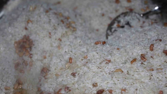 Gönüllü annelerin ellerinde pişen yemekler ihtiyaç sahiplerine ulaştırılıyor