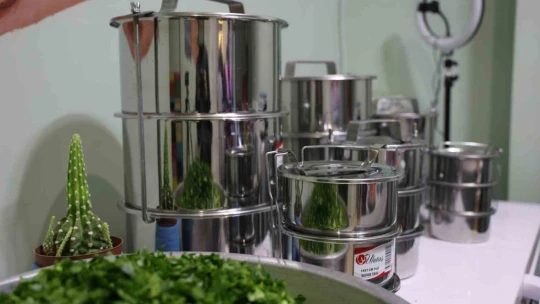 Gönüllü annelerin ellerinde pişen yemekler ihtiyaç sahiplerine ulaştırılıyor