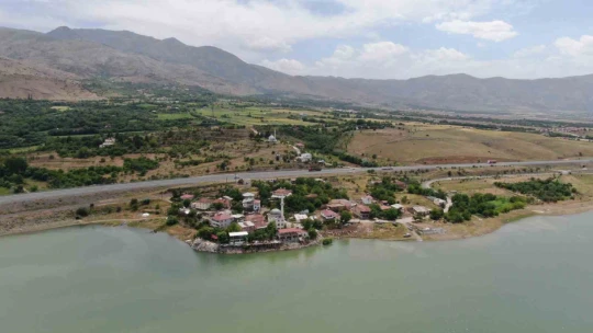 Görenlerin hayran kaldığı köy yağışlarla eski güzelliğine kavuştu