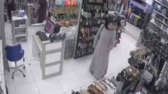 Gözüne kestirdiği çantaları çalıp kaçtı