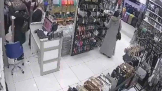 Gözüne kestirdiği çantaları çalıp kaçtı
