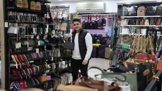 Gözüne kestirdiği çantaları çalıp kaçtı