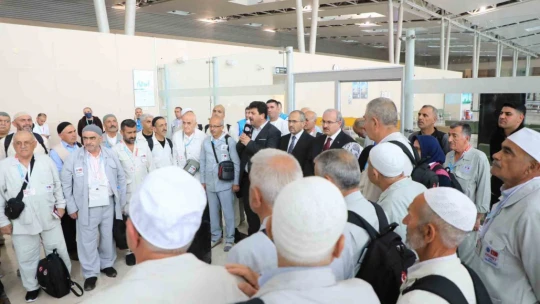 Hacı adaylarını binlerde kişi uğurladı
