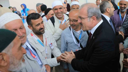 Hacı adaylarını binlerde kişi uğurladı