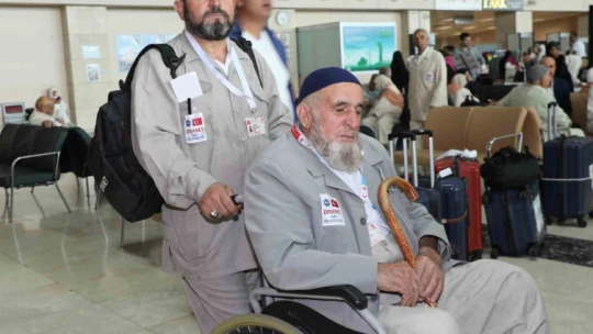 Hacı adaylarını binlerde kişi uğurladı