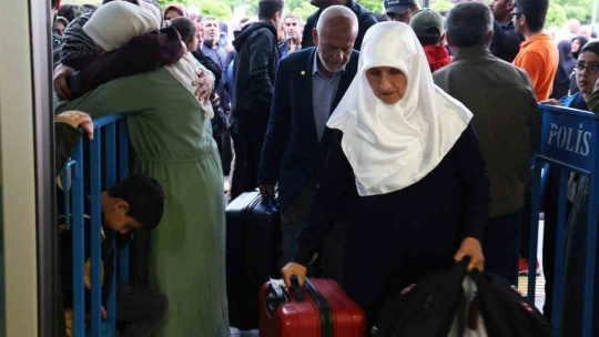 Hacı adaylarını binlerde kişi uğurladı
